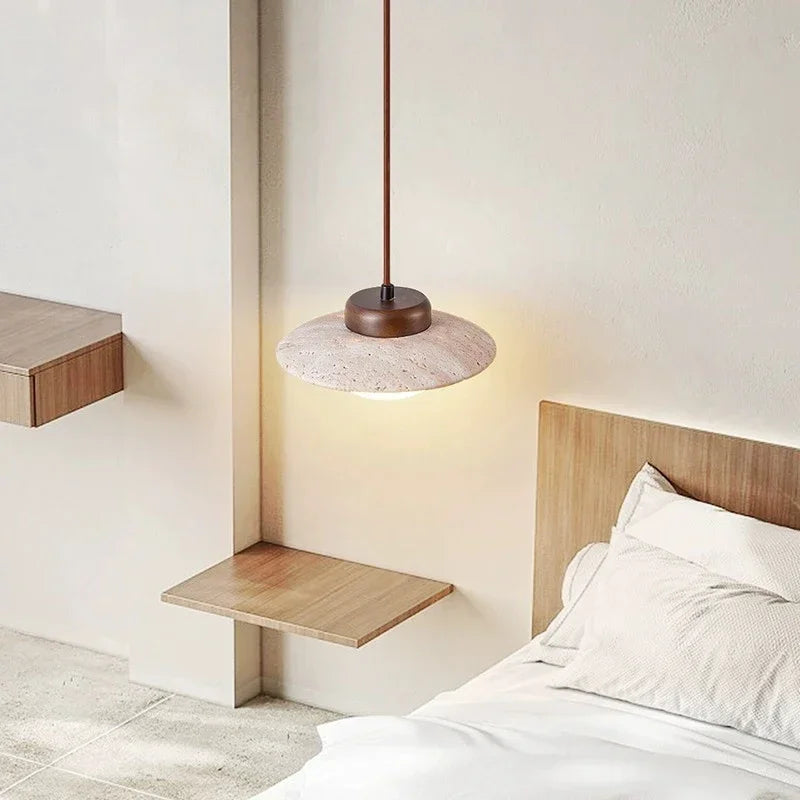 Lampe suspendue en noyer et pierre