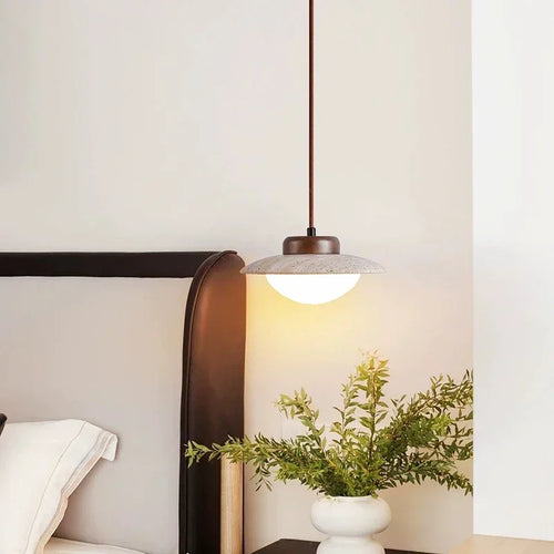 Lampe suspendue en noyer et pierre